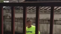 ชายป่วยจิตยืนยืนสาวหนอนน้อยเพลิน กลางวันแสกๆ คนถ่ายคลิปด่ายับ