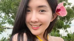สดใสรับลมทะเล! นักร้องสาวใส่“ทูพีช” เดินเล่นชายหาด น่ารักเกินต้าน
