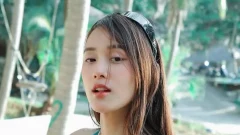 "เก๋ไก๋ สไลเดอร์ อวดลุคสุดแซ่บริมทะเล! แฟนๆ แห่ชมความปังทั้งวิวและนางเอกยูทูบเบอร์คนดัง"