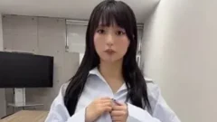 เน็ตไอดอลเปิดเสื้อโชว์อกกลางห้องเรียน