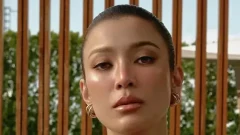 "เอมมี่ มรกต" เสิร์ฟลุคแซ่บ! โพสต์ท่าแม่สะกดทุกสายตา สวยกินขาดทั้งหาด