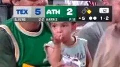 รักนอกเกม เมื่อคู่รักโชว์สวีทเกินงามในสนามเบสบอล