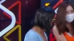คลิปโผล่! เบบี้ สุพรรณี เจอตลกดังกอดแน่น ซุกหน้ากลางเวที คนดูวิจารณ์สนั่น