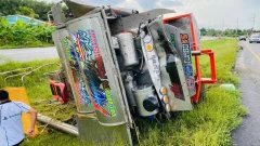 สลด!รถเกี่ยวข้าวตกจากรถเทรนเลอร์ ทับคนจูงวัวดับ 1 สาหัส 1