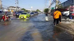 ปภ.ประกาศ 23 จังหวัดเจอน้ำทะเลหนุนสูง—หลายพื้นที่เริ่มท่วม ถนนสัญจรลำบาก