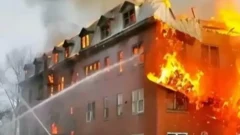 เด็ก 8 ขวบ ใช้ไฟแช็กจุดไฟเผาผ้าห่ม ก่อเหตุเพลิงไหม้ทำคนดับนับสิบ