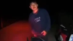 เผยคลิปตำรวจรอดตายหวุดหวิดหลังจากขอตรวจรถจักยานยนต์ต้องสงสัยโดนชักปืนยิงไหวตัวทัน