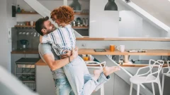 ปลุกไฟรักให้โชติช่วง: 5 เทคนิคอุ่นเครื่อง "นอกร่มผ้า" ที่จะเปลี่ยนค่ำคืนธรรมดาให้กลายเป็นบทเพลงรักสุดประทับใจ