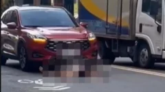 พบหญิงเปลือยกายเดินและปีนขึ้นหลังคารถกลางถนนในไต้หวัน