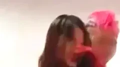 พนักงานสาวสลัดผ้าเดินในออฟฟิศ ซ้อมงานปาร์ตี้ปีใหม่..ทำเอาโซเชียลดราม่าสนั่น!