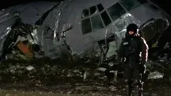 ดับ 20 ราย หลังเกิดเหตุเครื่องบินขนเงินตก ชาวบ้านแห่รุมเก็บเงิน จนต้องยิงแก๊สน้ำตา