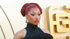 นักร้องดัง "เมแกนเดอะสตัลเลียน" มาในลุค "กึ่งนู้ด" ที่งานแฟชั่นที่มิลาน