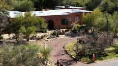 ยอดวิวสำคัญกว่าศีลธรรม? ดราม่าสนั่น! อินฟลูเอนเซอร์นุ่งสั้นถ่ายหวิวหน้าบ้านเหยื่อลักพาตัว