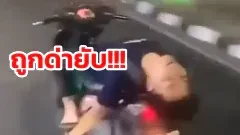 ชาวเน็ตรุมด่า หลังหนุ่มโชว์นอนหงายขับมอไซด์บนถนน ก่อนชนบ้านริมทาง