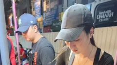 แม่ค้าข้าวมันไก่สุดเซ็กซี่ งานดีจนกลายเป็นไวรัลดัง..ลีลาสับไก่ บอกเลยไม่ธรรมดา!