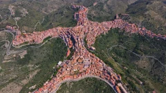 Centuripe เมืองรูปร่างประหลาดแห่งซิซิลี ที่มองจากฟ้าคล้ายร่างมนุษย์