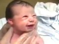 คลิปสุดทึ่ง!! ทารกยิ้มแก้มปริหลังเพิ่งคลอดจากท้องแม่