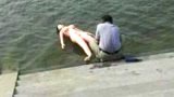 ผงะ!! พบหนุ่มจีนนำ "ตุ๊กตายาง" มาล้างที่แม่น้ำไม่แคร์สายตาคนที่ผ่านมาเห็น