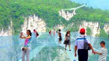 จีนจัดเต็ม! เปิด &ldquo;สะพานสุดเสียว&rdquo; สูง 980 ฟุตเหนือแคนยอนทำจากแก้ว!