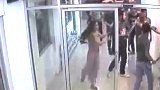 คลิป โดนอริไล่ฆ่า คลิประทึก หนุ่มหนีตาย!! วิ่งชนทะลุกระจก