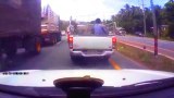 คลิปอุบัติเหตุ ชนยับ!! เพราะรถหยุดกระทันหัน