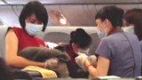 ความจริงถูกเปิดเผย หญิงท้องชาวไต้หวัน คลอดลูกบนเครื่องบิน จริงๆใกล้คลอดเต็มที่แล้ว แต่ไม่ยอมบอก จนท.