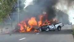 (คลิป)เหตุการณ์ รถตู้พุ่งชนไฟลุกไหม้