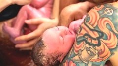หาดูยาก 1:80,000!!! แม่คลอดลูกแฝดในน้ำที่เกิดมาพร้อมถุงน้ำคร่ำสมบูรณ์