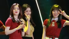 น่าชื่นชม "นักร้องสาวเกาหลี" กลัวโป๊ะเกินไป คอยเอามือดึงชุดเอาไว้ขณะเต้น!! (ชมคลิป)