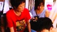 ครอบครัวประหลาด! พ่อแม่และญาตินั่งดู “ลูกชายมีอะไรกับเเฟน” เหตุผลที่ทำเเบบนี้ฟังอึ้ง!?