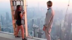 คลิปเสียว!! คู่รักจัดท่ายากบนตึกสูง