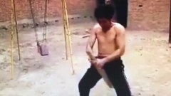 กังฟูโคตรเจ๋งฝึกน้องชายให้แข็ง-แรงทนทาน ทุบตียังยืนเฉย