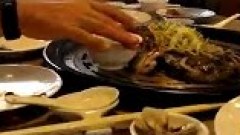 ร้านอาหารปิ้งย่างจีน จัดโปรโมชั่นสุดคุ้ม ให้เด็กเสิร์ฟสาวใส่บิกินี่ทำงาน