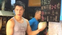 รวมภาพพ่อค้าหนุ่มหน้าตี๋สุดฮอตในตลาดสดที่ทำให้พวกเขากลายเป็นกระแสไวรัล โดนแชร์ภาพกันทั่วโลกออนไลน์!