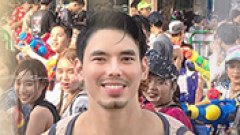 2 หนุ่มหุ่นแซบกับชุดซีทรู เล่นสงกรานต์