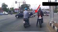 ชาวเน็ตจวกยับ !! กระบะซิ่งฝ่าไฟแดง ชนแหลก กวาดมอเตอร์ไซด์ เจ็บระนาว ขับรถแบบนี้ ซื้อใบขับขี่มาหรอว่ะ
