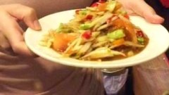 แชร์สนั่น น้องปิ้งไก่ พริตตี้สาวสวย ตำส้มตำได้ยั่วน้ำลายมากๆ