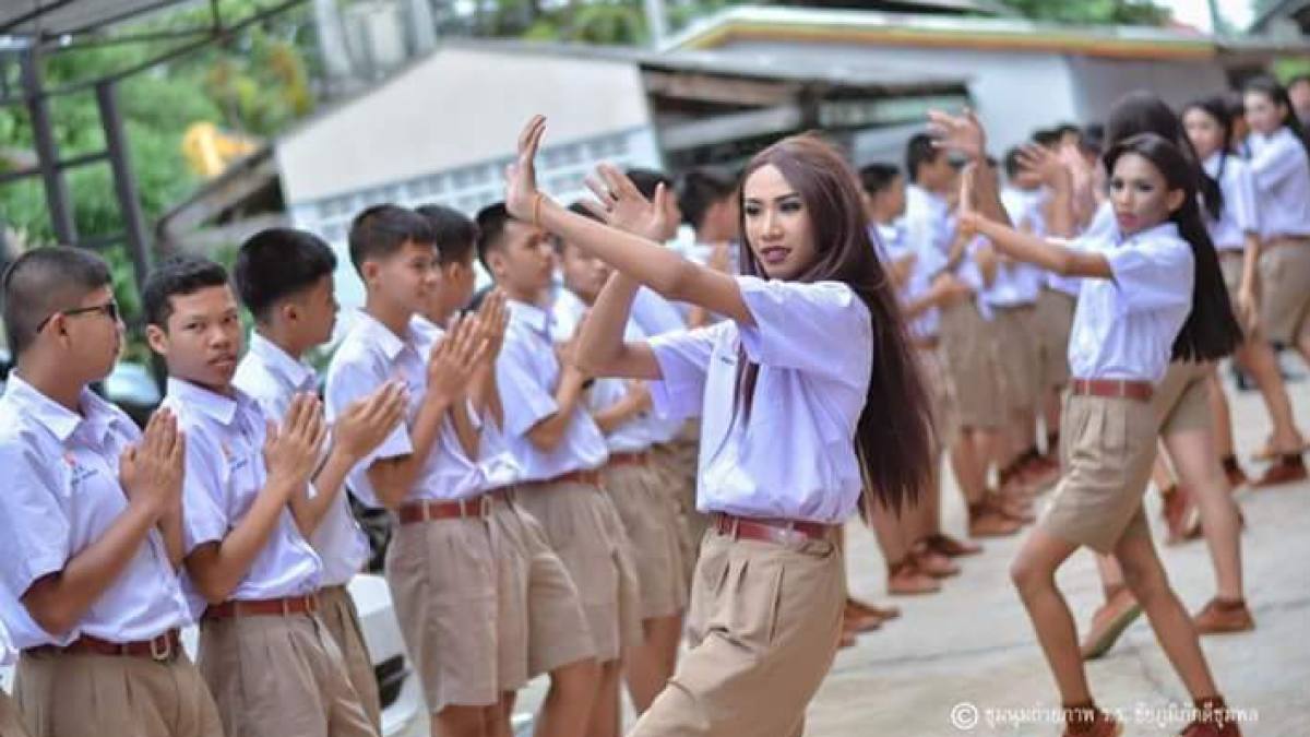 Школа тайцы. Школы в Тайланде. Школа в Паттайе. Школьная форма в Тайланде. Тайская школа.