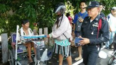 หวังรวยทางลัด สาวทำทีซื้อลอตเตอรี่ พ่อค้าพิการ เผลอแปปเดียว เกลี้ยงแผง