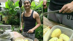 “หมอโอ๊ค สมิทธิ์” เซ็กซี่สุดๆ ฉีกทุเรียน แต่ชาวเน็ตตาดี แห่ซูมภาพเป้า เด่นกว่าผลไม้ไทยๆ แชร์กันกระจาย !