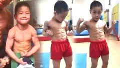 ขยี้ตา！เด็ก 7 ขวบมีกล้ามท้องที่สมบูรณ์สุดๆ