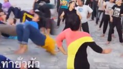 คลิปที่ดูแล้วกลุ้มใจเลย!!! สาว อสม. ไทบ้านโนนฮีห่าว โชว์ท่าบริหารหุ่นง่ายๆ บอกเลยเป๊ะเวอร์!