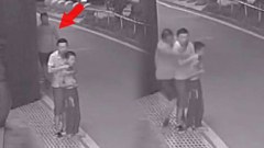มืออาชีพ！รปภ.ใจเด็ดบุกรวบตัวคนร้ายถือมีดจ่อคอเด็ก