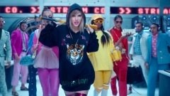 เรื่องจิกกันต้องยกให้คนนี้ "Taylor Swift" นำตัวเองในสมัยก่อนมากัดใน MV "Look What You Made Me Do" ซิงเกิ้ลแรกจากอัลบั้มที่ 6