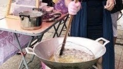 ไม่ธรรมดา สาวดีกรี ป.โท แต่งชุดสวยขายขนมไข่เต่ามันม่วง ลูกค้าแห่อุดหนุนตรึม