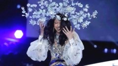 ล้มยังสวย! นางแบบจีนพลาดวัดพื้นกลางรันเวย์ วิคตอเรีย ซีเคร็ท