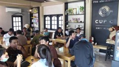 ควงแขนกันไปเยือนร้านกาแฟเลดี้บอยคัพซี ที่วันนี้ต่างชาติเอาความน่ารักไปเขียนกันอย่างฮา กว่าหมื่นคอมเม้นท์กันจ้า