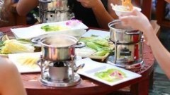 อบอุ่นคูณสอง! ชาวเมืองหังโจวกินสุกี้หม้อไฟกลางบ่อน้ำร้อน