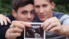 นักกีฬาว่ายน้ำสุดหล่อ “Tom Daley” ประกาศมีลูกอุ้มบุญกับแฟนหนุ่ม “Dustin” หลังคบหากันมากกว่า 5 ปี