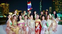 สวยหุ่นงามตามท้องเรื่อง!! โยชิ รินรดา อวดหุ่นแซ่บ ในชุดวันพีซ บนเวที Miss International Queen 2018